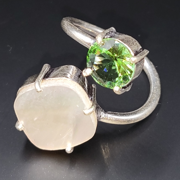 Mother of Pearl/Peridot Adjustable Ring - Silver Plated - NWT - Picture 5 of 8